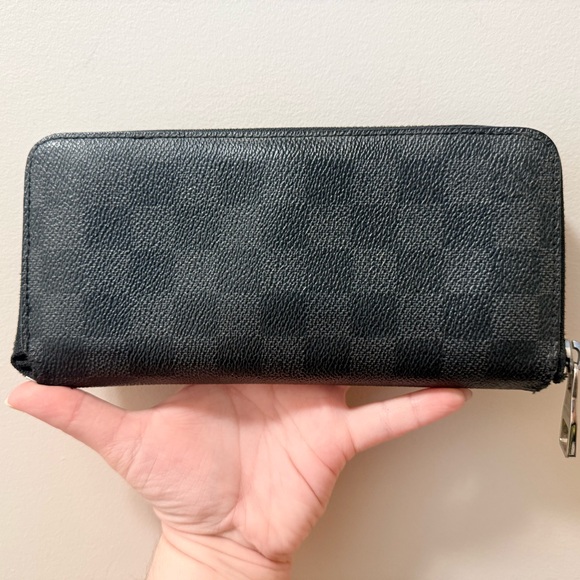 Authentic Louis Vuitton - Damier Graphite Zippy Wallet - Picture 2 of 16